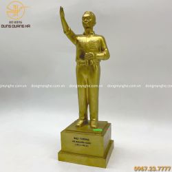 Tượng Đại tướng Võ Nguyên Giáp giơ tay chào bằng đồng vàng mộc