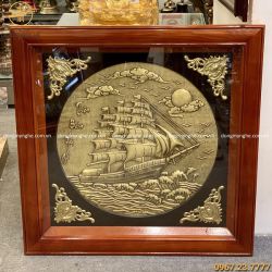 Tranh thuyền buồm bằng đồng khung gỗ vuông 80x80 cm