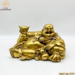 Tượng Phật Di Lặc đồng vàng nằm nâng kim nguyên bảo 26x12cm