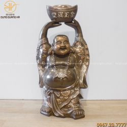 Tượng Di Lặc đứng nâng kim nguyên bảo khảm tam khí