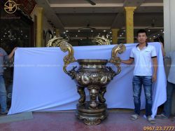 Lư hương đồng chạm rồng chầu mặt nguyệt khảm tam khí miệng 1m08