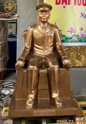 Tượng đồng Đại tướng Võ Nguyên Giáp ngồi ghế cao 1m08