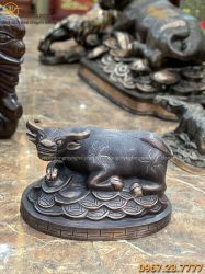 Tượng trâu đồng nằm trên tiền bằng đồng đỏ chiều ngang 36cm