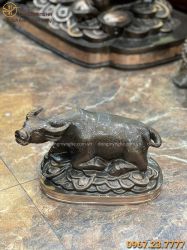 Tượng trâu phong thủy nằm trên tiền bằng đồng đỏ ngang 30cm