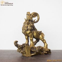 Tượng dê đứng trên cây tùng bằng đồng vàng cỡ 30 x 27cm