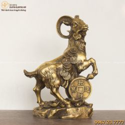 Tượng dê phong thủy bằng đồng vàng ngậm dải tiền 40x38cm