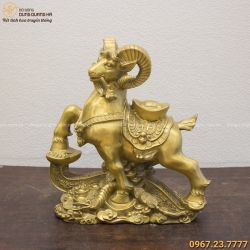 Tượng Dê Như Ý cõng kim nguyên bảo bằng đồng vàng 40x35cm