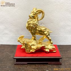 Tượng dê bằng đồng đứng trên cây tùng 30x27cm thếp vàng 9999