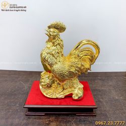 Tượng gà trống bằng đồng đứng trên gậy như ý mạ vàng 24k