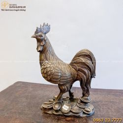 Tượng gà trống đứng trên tiền bằng đồng đỏ làm màu 53x35 cm