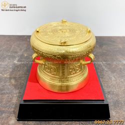 Quả trống đồng lưu niệm dát vàng có đế gỗ sang trọng tinh tế