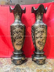 Đôi lọ lục bình bằng đồng đỏ cạo màu hoa văn tứ quý cao 1m27