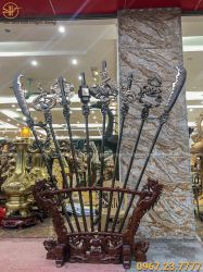 Bộ binh khí bát bửu độc đáo bằng đồng đỏ giá gỗ gụ cao 2m2