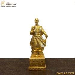 Tượng Trần Quốc Tuấn đứng oai phong bằng đồng thếp vàng