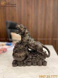 Tượng ông Hổ ôm hũ tiền đồng vàng hun giả cổ cao 21 cm