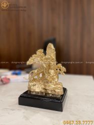 Tượng con Hổ bên cây tùng đồng vàng catut 13 x 18 cm