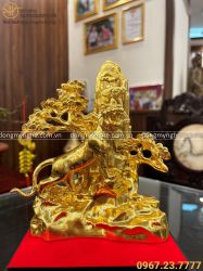 Tượng ông hổ leo cây tùng đồng vàng thếp vàng 18 cm x 13 cm