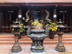 Lư hương cắm nhang bằng đồng đỏ đặt tại chùa cao 1m27