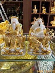 Tượng Thần Tài Thổ Địa nâng bảo vật bằng đá thếp vàng cao 25 cm