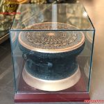 Trống đồng Ngọc Lũ 60cm đúc thủ công kèm đế gỗ, hộp kính