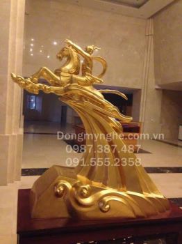 Tượng Thánh Gióng mạ vàng