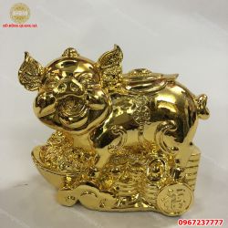 Lợn phong thủy nằm trên tiền vàng giá rẻ