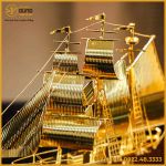 Quà tặng thuyền buồm đồng vàng mạ vàng cao 30cm