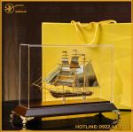 Quà tặng thuyền buồm đồng vàng mạ vàng cao 30cm