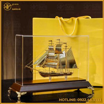 Quà tặng thuyền buồm đồng vàng mạ vàng cao 30cm