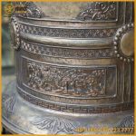 Chuông đồng đỏ và khung gỗ đục tứ quý