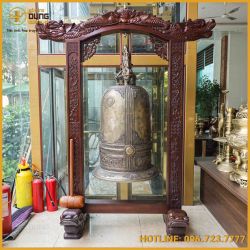Chuông đồng đỏ và khung gỗ đục tứ quý