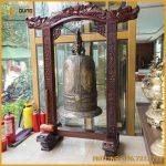 Chuông đồng đỏ và khung gỗ đục tứ quý