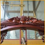 Chuông đồng đỏ và khung gỗ đục tứ quý