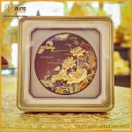 Quà tặng tranh hoa sen khung vàng kích thước 29x29cm