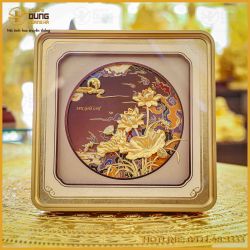 Quà tặng tranh hoa sen khung vàng kích thước 29x29cm