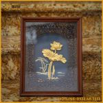 Quà tặng tranh hoa sen bằng đồng dát vàng kích thước 31x25cm