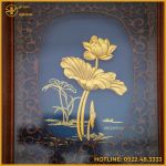 Quà tặng tranh hoa sen bằng đồng dát vàng kích thước 31x25cm