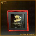 Tranh hoa sen lưu niệm mạ vàng 24k nền đen