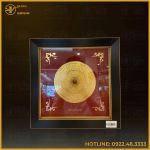 Tranh mặt trống đồng mạ vàng nền đỏ khung vuông