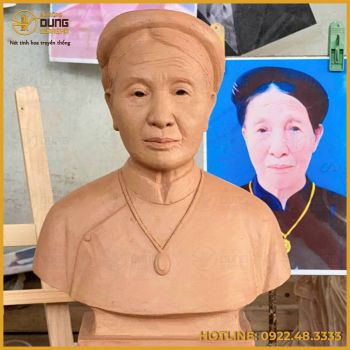 Tượng chân dung bán thân cụ bà bằng đồng đỏ làm màu