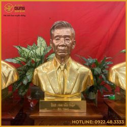 Tượng chân dung cụ ông bán thân bằng đồng mạ vàng