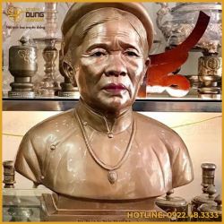 Tượng chân dung bán thân cụ bà bằng đồng đỏ làm màu