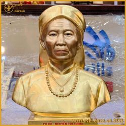 Tượng chân dung bán thân cụ bà bằng đồng đúc thủ công