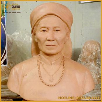 Tượng chân dung bán thân cụ bà bằng đồng đúc thủ công
