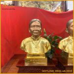 Tượng chân dung cụ bà bán thân bằng đồng mạ vàng