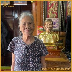 Tượng chân dung cụ bà bán thân bằng đồng mạ vàng
