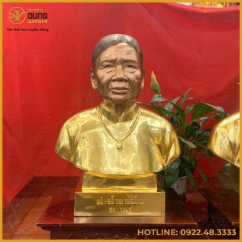 Tượng chân dung cụ bà bán thân bằng đồng mạ vàng