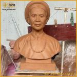 Tượng chân dung bán thân cụ bà bằng đồng mạ vàng