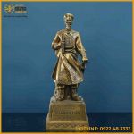 Tượng Trần Hưng Đạo đồng vàng giả cổ kích thước 50x19x21cm