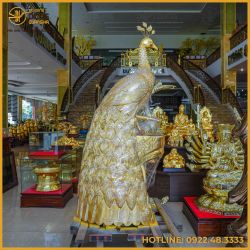 Tượng chim công đồng đỏ dát vàng cao 2m